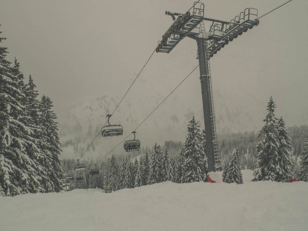 Skifahren am Fellhorn bei Schneefall und Nebel