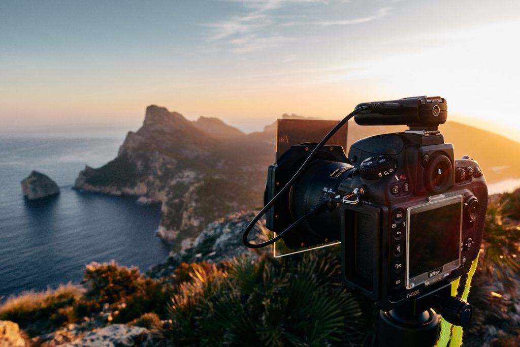 Während des Sonnenaufgangs am Talaia D'albercutx mit Blick in Richtung El Colomer im Norden von Mallorca