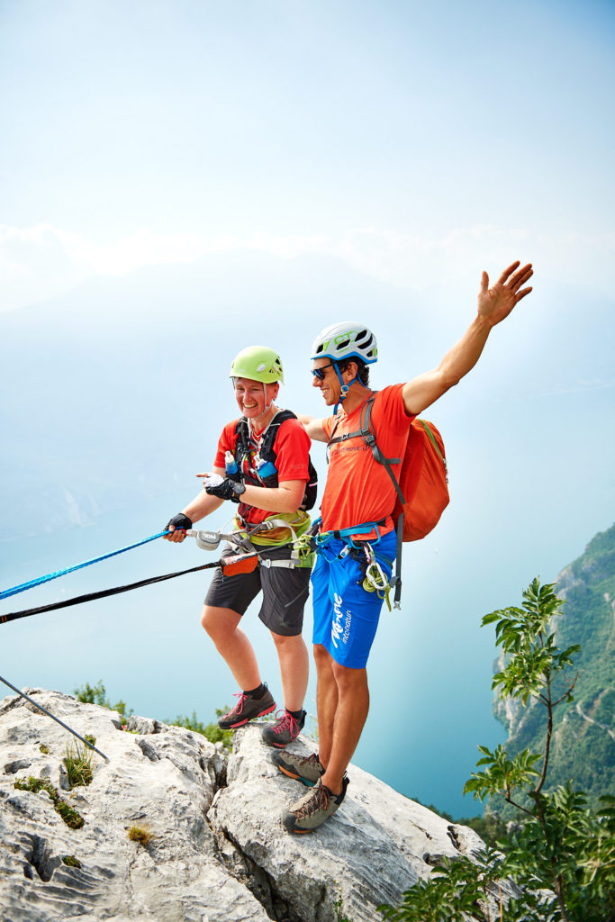 Anja und Matteo testen vor grandioser Kulisse am Gardasee, ob das Klettersteigset hält